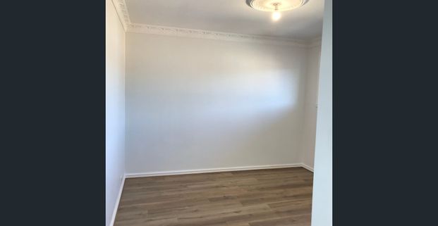 LIGHT, BRIGHT & COSY 4 BEDROOM TOWNHOUSE! - Photo 1