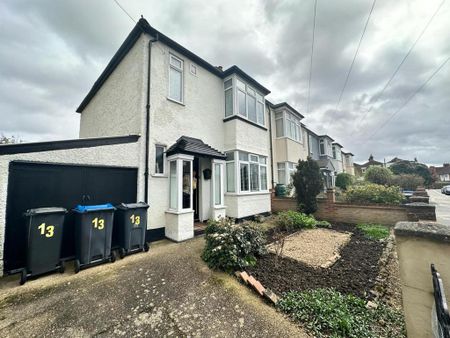 1 bedroom in a house share to rent - Photo 2