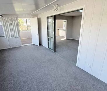 Sunny Spacious Living - Photo 3