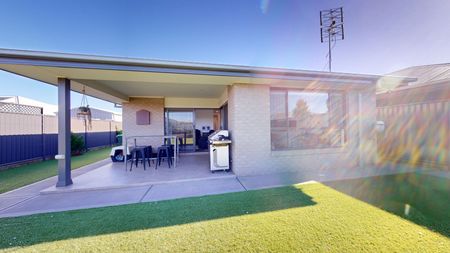 Southlakes Stunner! - Photo 2