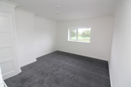 3 Bedroom Semi-Detached House - Photo 3