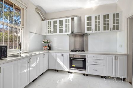 Charming Single Level Two Bedroom Garden Apartment - Photo 5