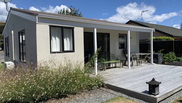 Spacious cottage in handy yet quiet spot close to town - Photo 1