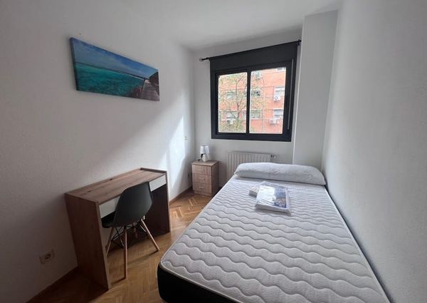 Calle Ladera de los Almendros, Madrid, Community of Madrid 28032