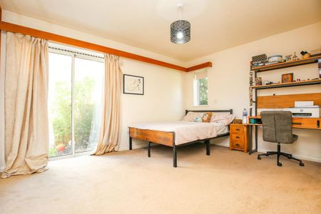 5 bedroom bungalow to rent - Photo 3