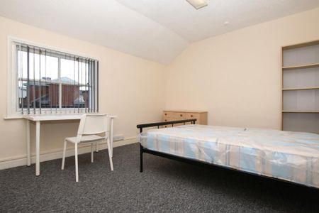 4 bedroom terraced house to rent - Photo 5