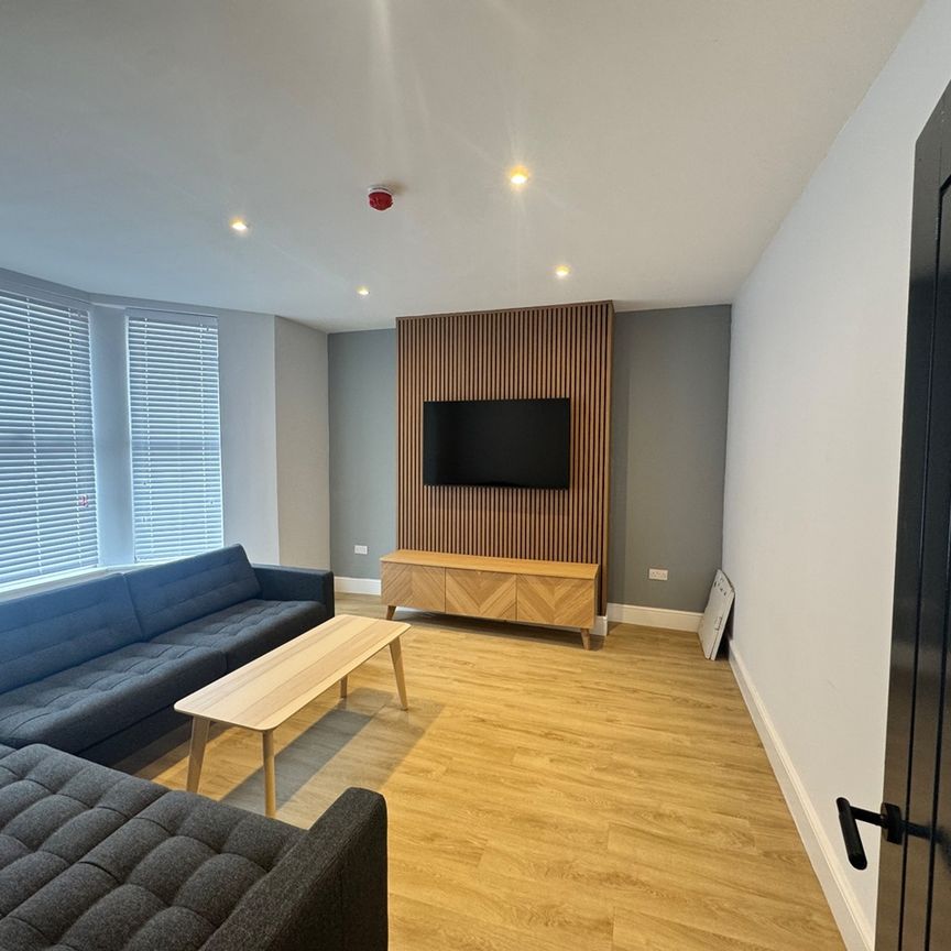 6 Bed Terraced House, Gresford Avenue, L17 - Photo 1