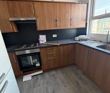 2 Bed Flat, Meath Road, IG1 - Photo 3
