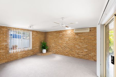 4 BEDROOM MODERN FAMILY HOME - Photo 2