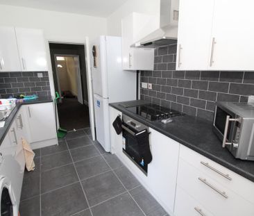 1 bedroom in a house share to rent - Photo 2