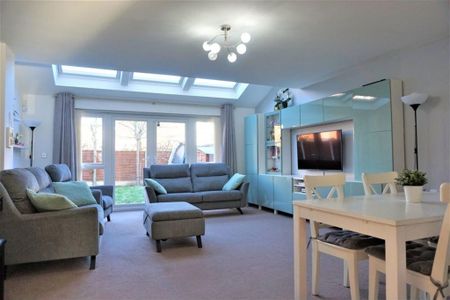 3 Bed End Terrace, Hatton Gardens, M7 - Photo 3