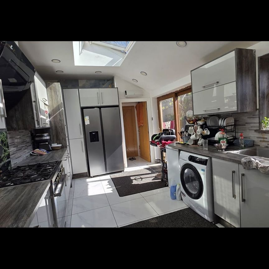 5 Bed Terraced House, Bowyer Road, B8 - Photo 1