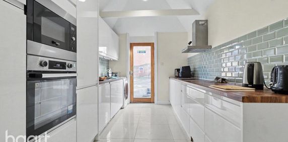 1 bedroom in a house share to rent - Photo 2