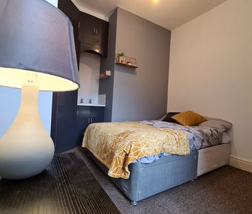 Room in a Shared House, Whitby Road, M14 - Photo 3