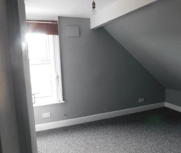 4 bedroom semi-detached house to rent - Photo 4