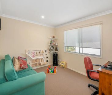 “Stunning Townhouse In Prime Location” - Photo 6