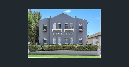 Stylish 2-Bedroom Art Deco Apartment in Prime North Bondi Location - Photo 5