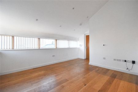 Spacious 1 bedroom second floor apartment at this unique development conveniently situated for the City centre & Science Parks. Underfloor electric heating. Communal satellite dish. Security phone entry system. Secure cycle store. Unfurnished. - Photo 4