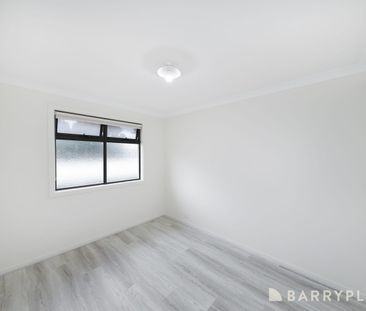 This beautifully refreshed residence offers a perfect blend of spac... - Photo 2