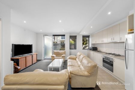 2-Bedroom Apartment Opposite Deakin University - Photo 2