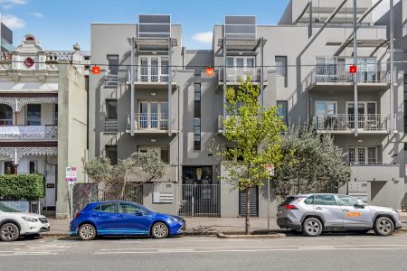 Stylish Top-Floor Apartment – Prime Location! - Photo 3