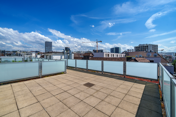 Attikawohnung mit grosser Dachterrasse an zentraler Lage - Photo 1