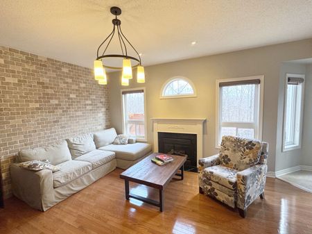 For Lease - 2429 Whitehorn Drive, Burlington, Ontario - Photo 2