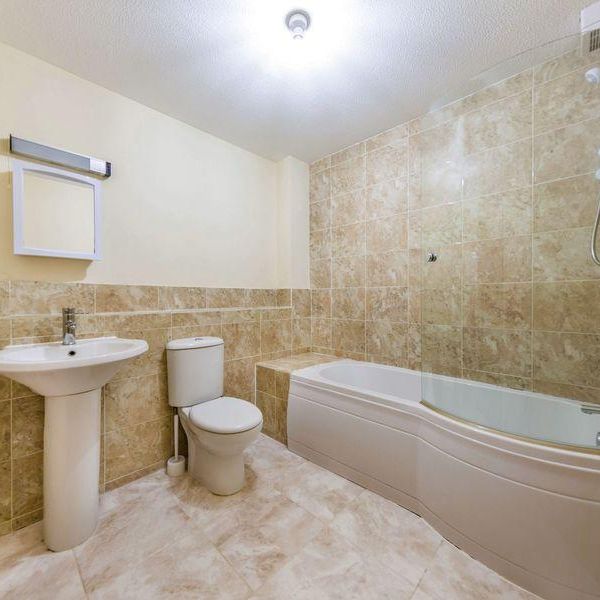 3 bedroom flat to rent - Photo 1