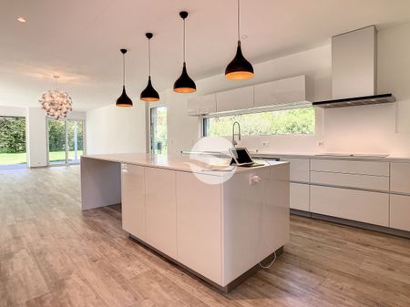 Superb semi-detached villa by covered carport - Photo 2