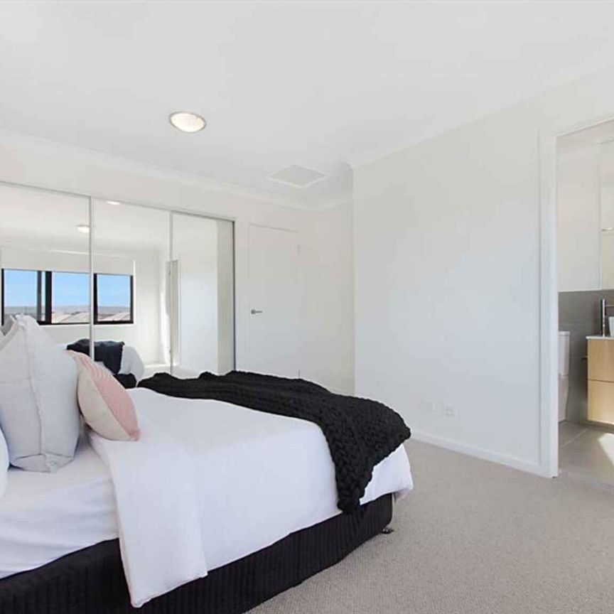 SPACIOUS TOWN HOUSE !! - Photo 1