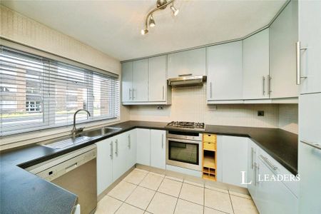 3 bedroom semi-detached house to rent - Photo 2