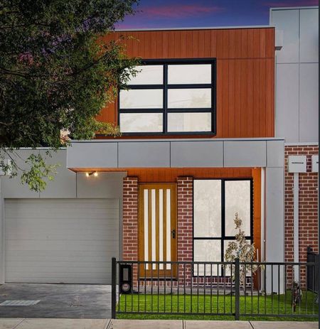 Stylish & Spacious Townhouse in Prime Maidstone Location - Photo 2