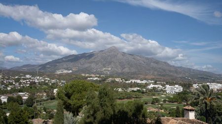 3 bedroom luxury Apartment for rent in Nueva Andalucia, Andalusia - Photo 2