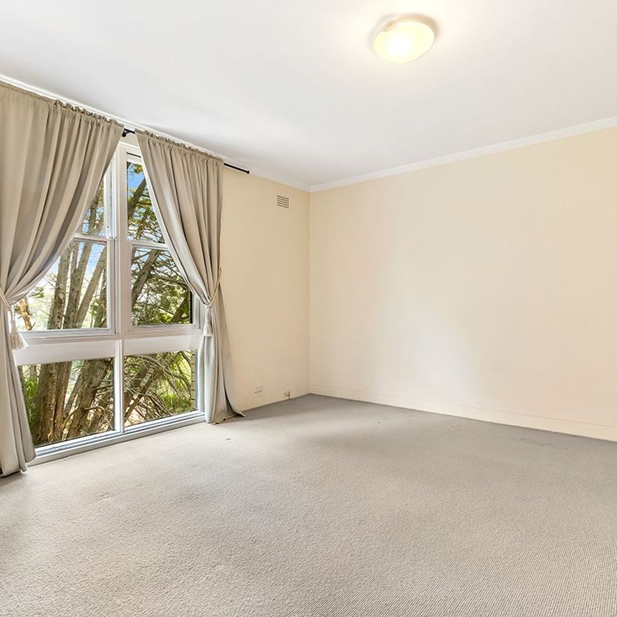 Light & Spacious Apartment in Convenient Location &ast;&ast; Available Now &ast;&ast; - Photo 1