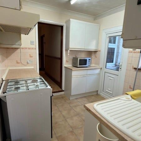 Room in a Shared House, Pemdevon Road, CR0 - Photo 1