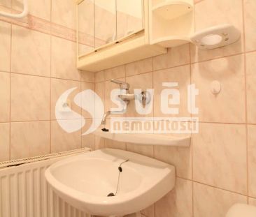 Pronájem podkrovního bytu 1+KK v historickém centru Prostějova - Photo 3