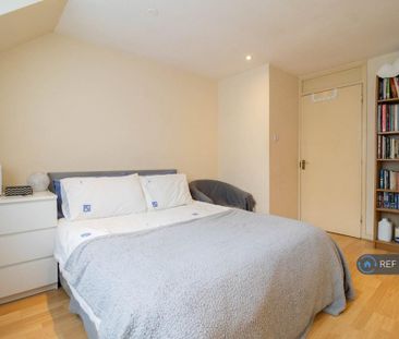 1 bedroom in a flat share to rent - Photo 5