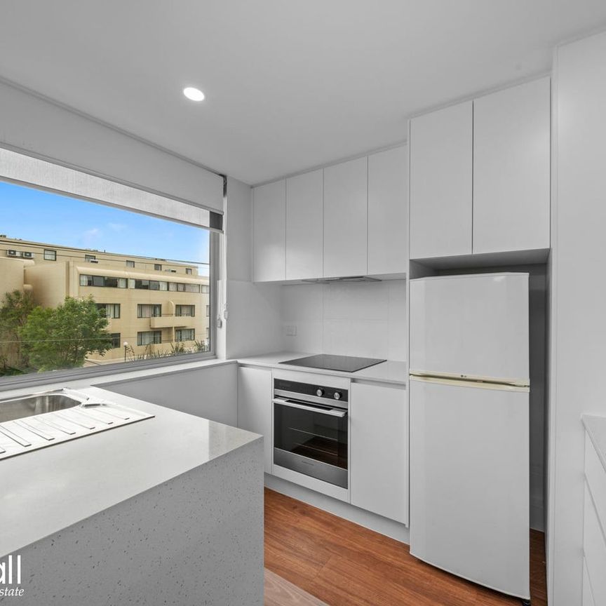 Charming, Sunlit Apartment in the Heart of Battery Point - Photo 1