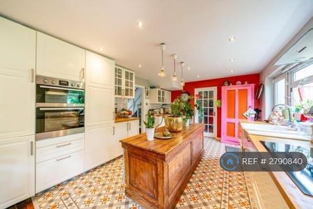 4 bedroom detached house to rent - Photo 2