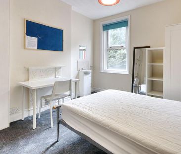5 bedroom end of terrace house to rent - Photo 4