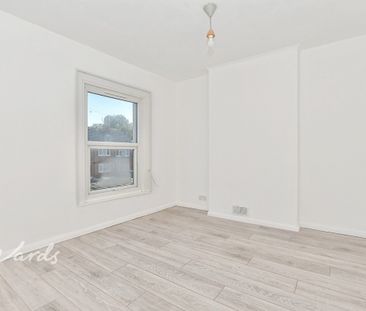 3 bedroom end of terrace house to rent - Photo 3