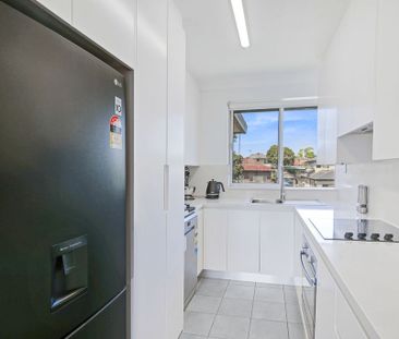 Coveted Lock Up Garage, Spacious, Renovated And Sun-Filled Apartmen... - Photo 5