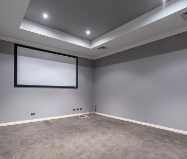 Magnificent 2-Storey Home - An Entertainer's Dream! - Photo 3