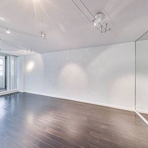 Spacious 1BR condo in downtown Toronto with parking - Photo 2