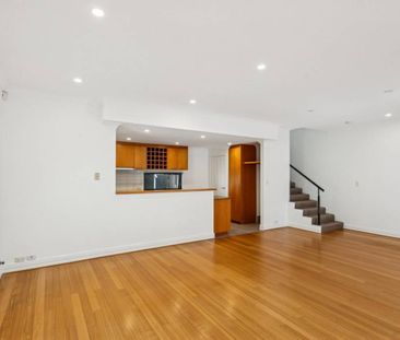 SPACIOUS UNFURNISHED CONTEMPORARY LIVING - Photo 5