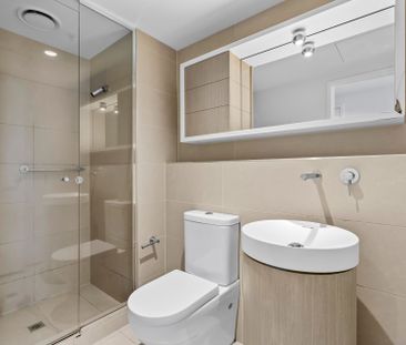 Stylish Apartment Living in the Prestigious Green Square Complex - Photo 2