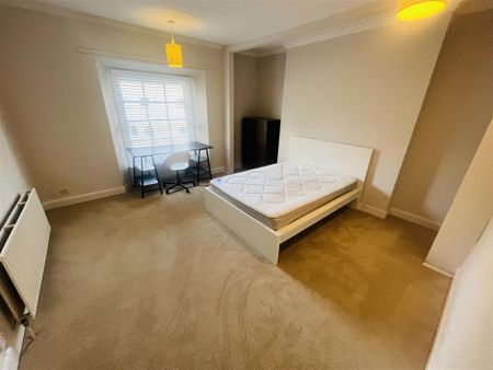 3 bedroom flat to rent - Photo 3