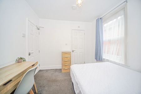 Room in a Shared House, Newcombe Road, SO15 - Photo 3