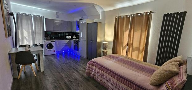 Studio to rent - Photo 1