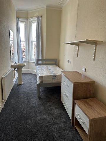 1 bedroom in a house share to rent - Photo 2